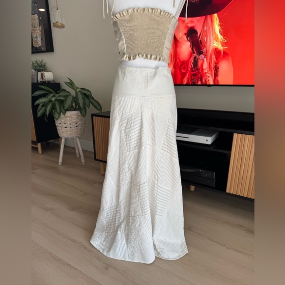 Elegant Cream A-Line Skirt with Button Accents - Picture 2 of 6